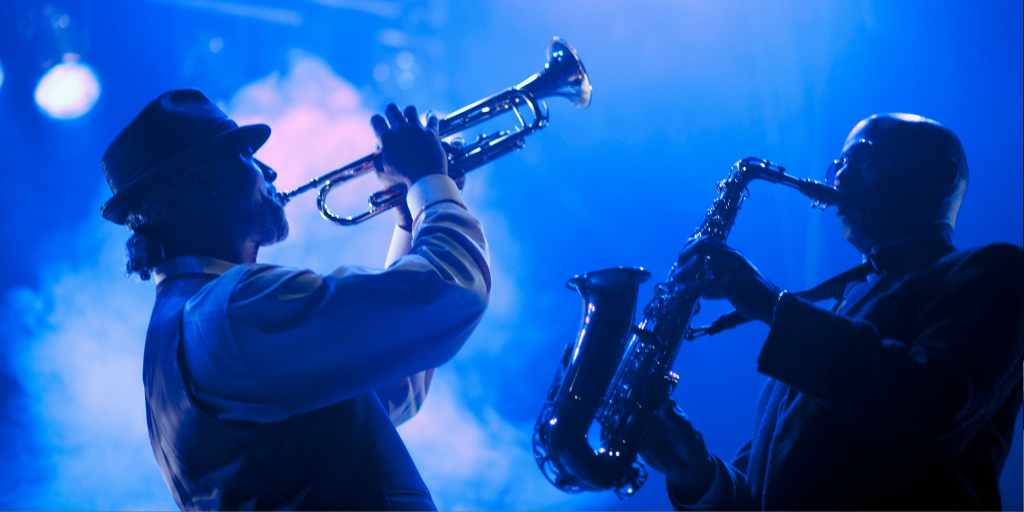 Blues musicians play music on a foggy stage